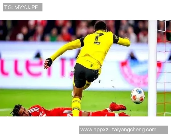 多特高层与球员赛后安慰小贝林厄姆因解围失误致拜仁进球