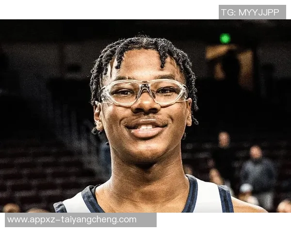 詹姆斯与儿子布朗尼打高尔夫分享珍贵亲子时光感悟人生乐趣